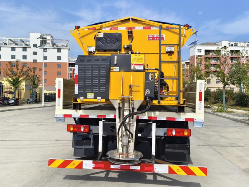 重汽豪沃除雪车